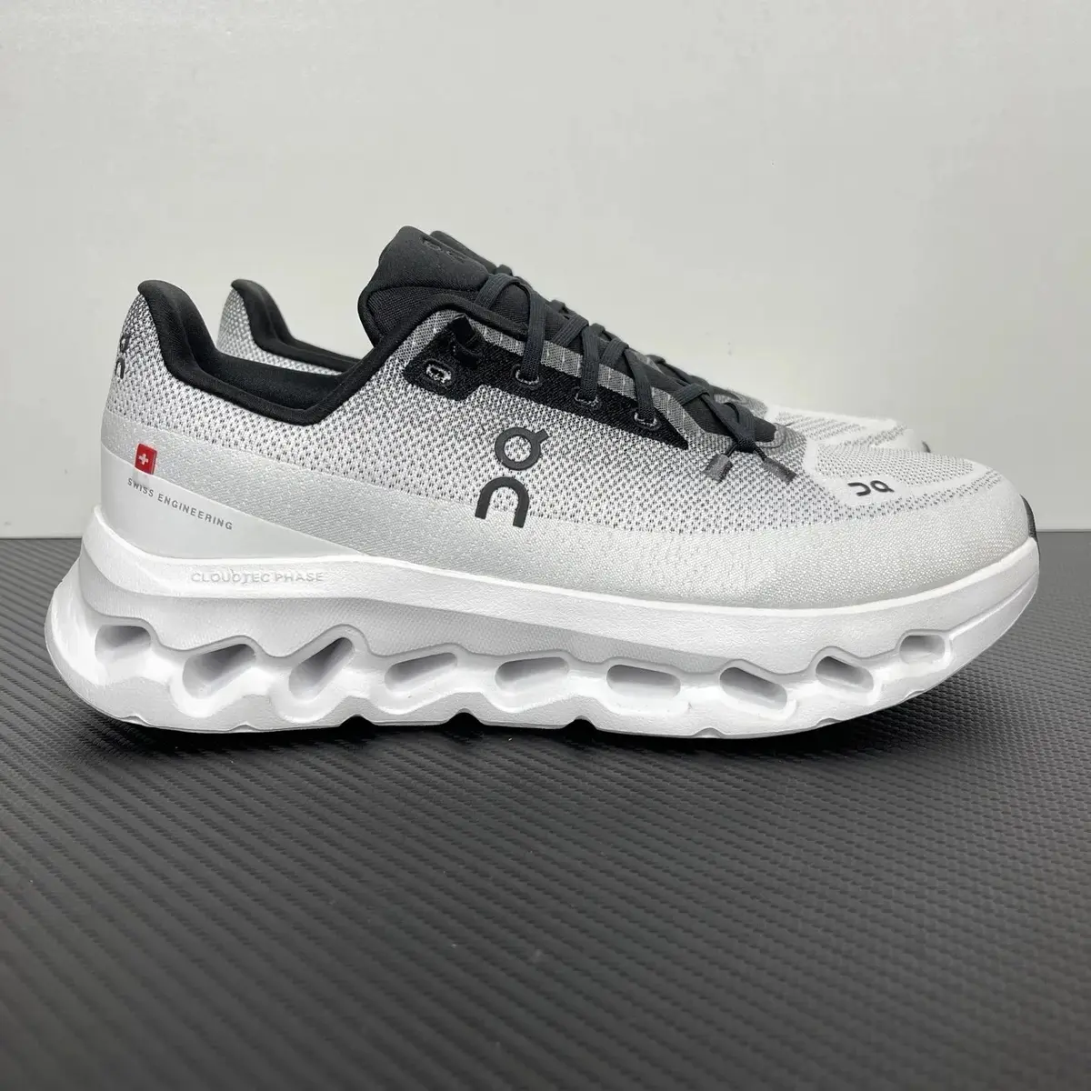 T1 version ON, Cloudtil, white and black comfortable and versatile running shoes, anti-slip, wear-resistant, breathable, low-top, trail training running shoes, new products now available, setting the benchmark for ONPAO in the market